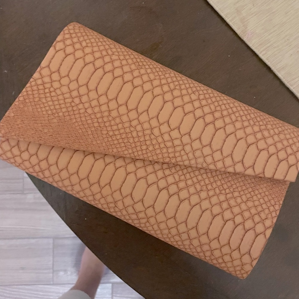 Hand bag with detachable strap